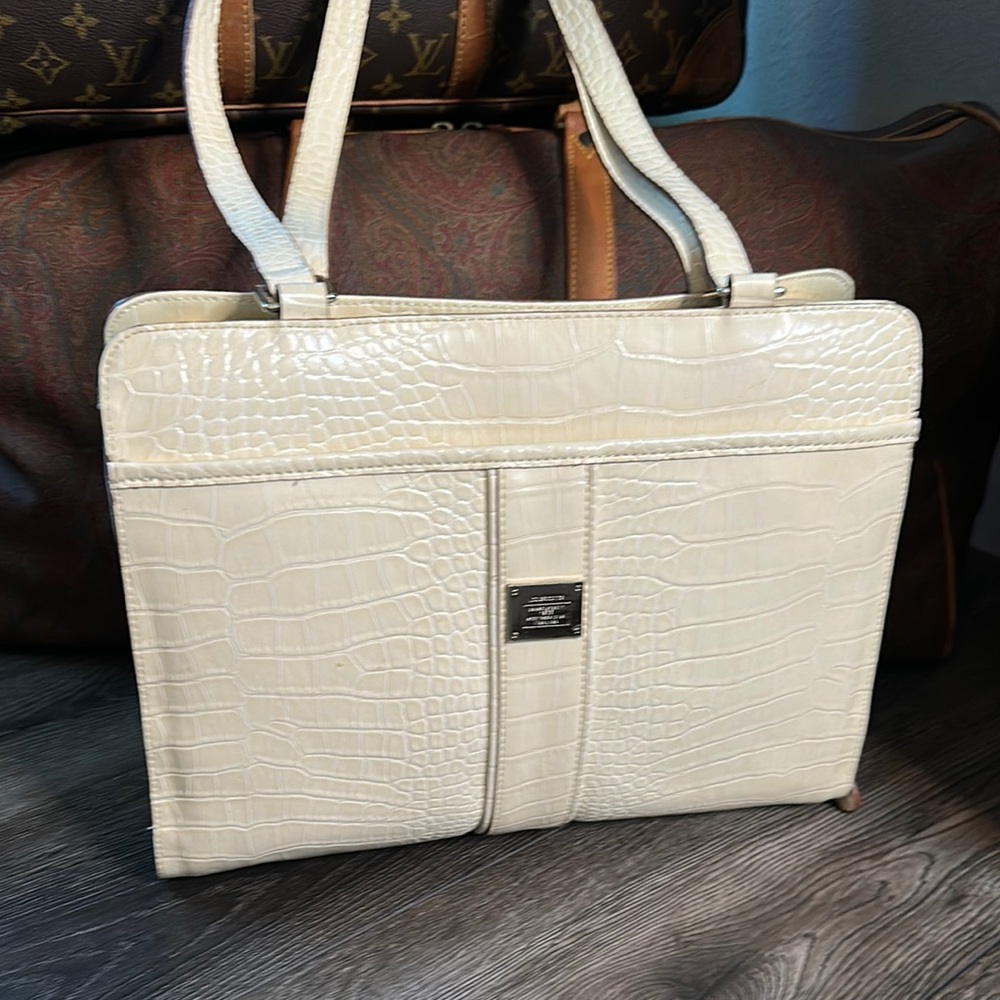 Elegant Vintage  Liz Claiborne Cream Crocodile-Embossed shoulder bag